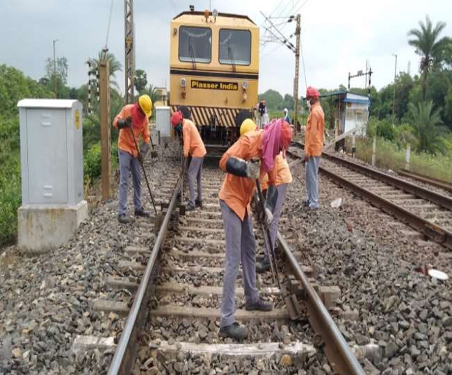 लोकल ट्रेनों की संख्या बढ़ाने व यात्रियों की परेशानी हल करने की मांग।