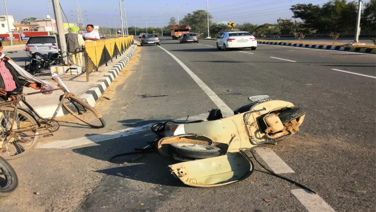 Nawanshahr News: ट्रक और कार को ओवर टेक करते समय हादसा ग्रस्त हुआ स्कूटर स्वार, हालत गंभीर