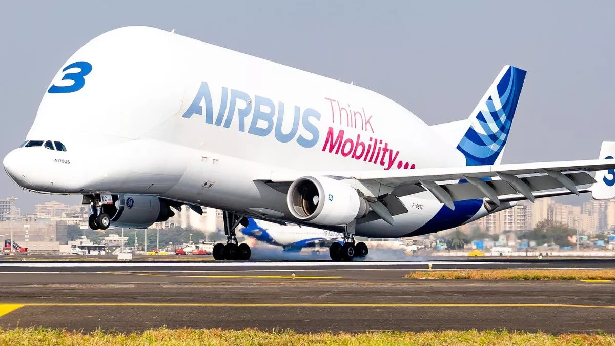 Airbus Beluga Mumbai: व्हेल के आकार के विमान को मुंबई एयरपोर्ट पर देख दंग रह गए यात्री, खासियतें गजब की