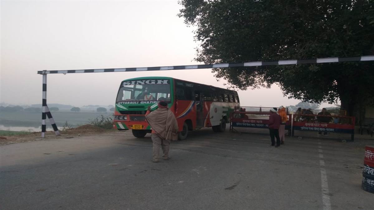 nhai installed height gauge barrier on both sides of karmnasha bridge of up bihar border movement of large vehicles stopped