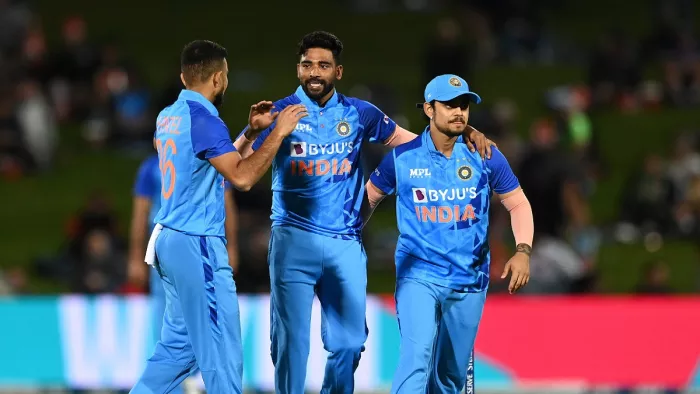 IND vs NZ: विकेट लेने के बाद खुशी मनाते गेंदबाज मोहम्मद सिराज (फोटो क्रेडिट ट्विटर)