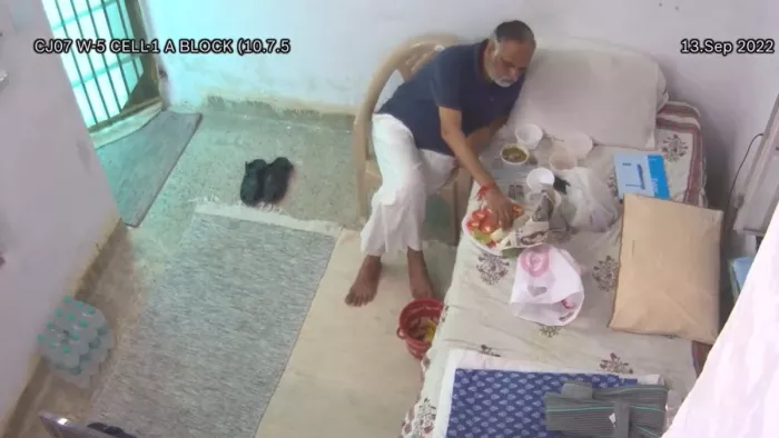 जेल मे खाना खाते नजर आए सत्येंद्र जैन।