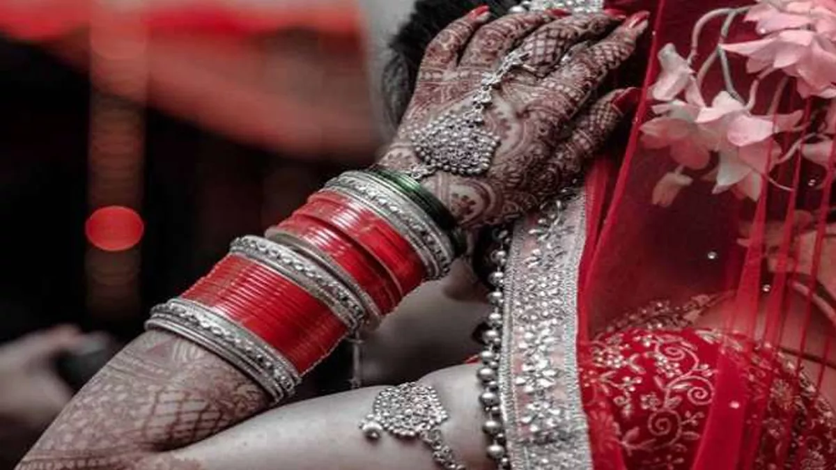 भागलपुर में शादी समारोह में फायरिंग हुई है।