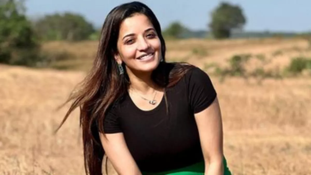 Monalisa Bikini Photo बिकिनी पहन मोनालिसा ने इंटरनेट पर मचाई तबाही यूजर