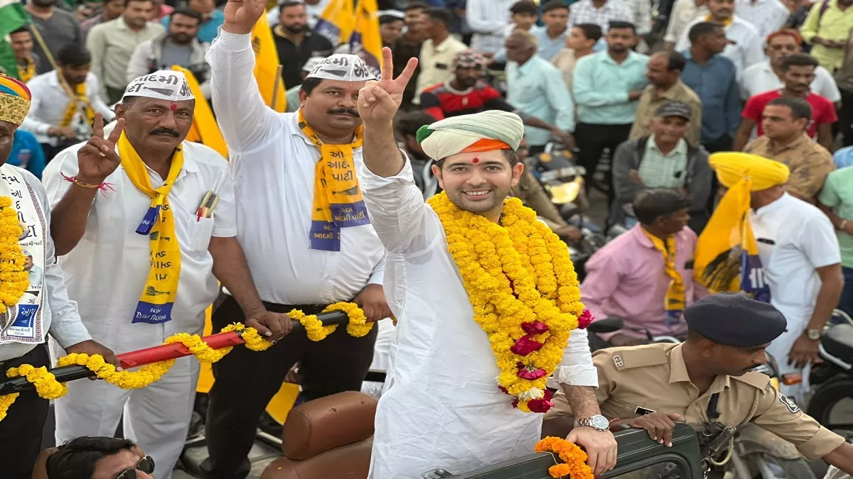 Gujarat Election: केजरीवाल की तारीफ में राघव चड्ढा ने बोला शोले का मशहूर डायलॉग, रोड शो में लिया हिस्सा