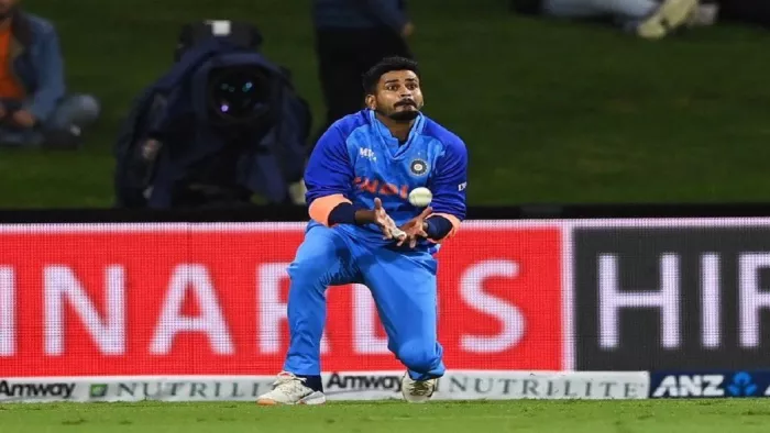 IND vs NZ: न्यूजीलैंड के खिलाफ कैच पकड़ते श्रेयस अय्यर (फोटो क्रेडिट ट्विटर)