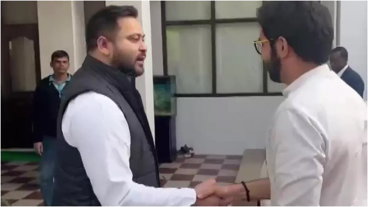 Bihar politics: सीएम नीतीश और तेजस्वी से मिले आदित्य ठाकरे, डिप्टी सीएम ने दी लालू यादव की किताब - Bihar Politics Shiv Sena leader Aditya Thackeray met Bihar CM Nitish Kumar And