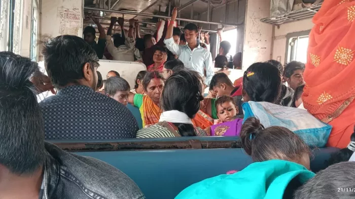 छठ महापर्व के बाद ट्रेनों में जबरदस्त भीड़, पैर रखने की जगह नहीं