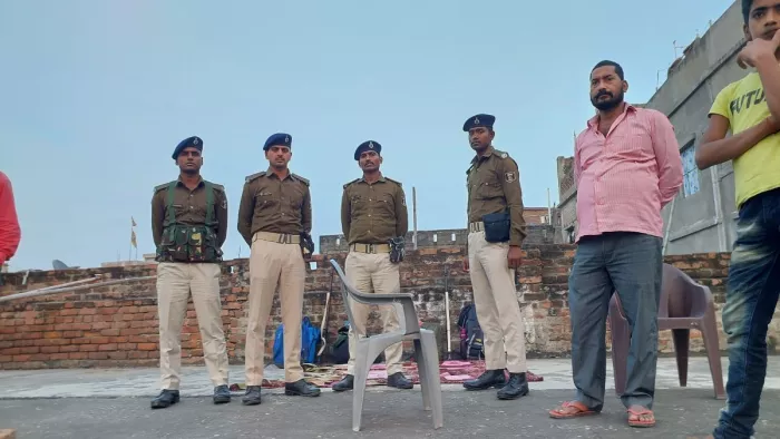 पश्चिमी कार्यानंद नगर स्थित दिवंगत चंदन के घर पर सुरक्षा में तैनात पुलिस जवान - जागरण