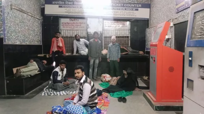 तत्काल टिकट में दिखी उम्मीद, पर इसे पाने के लिए भी यात्री कर रहे तपस्या