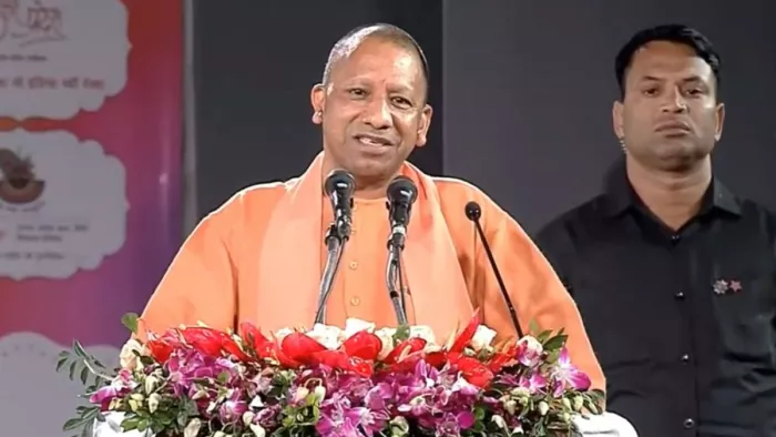 संत मीराबाई की 525वीं जयंती पर आयोजित 'संत मीराबाई जन्मोत्सव' कार्यक्रम में बोलते सीएम योगी।