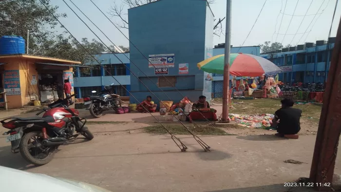 अस्पताल के रास्ते पर सजा मीना बाजार, इमरजेंसी में जाने वाले मरीजों को परेशानी।