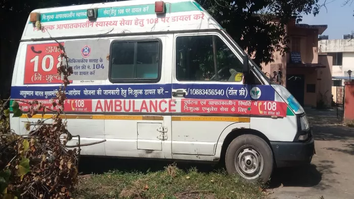 सदर अस्पताल धनबाद परिसर में खराब पड़ा एम्बुलेंस