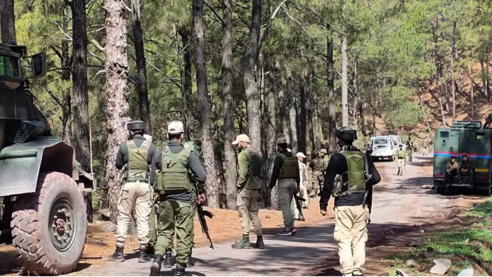 Rajouri Encounter: दूसरे दिन भी सुरक्षाबलों की आतंकवादियों से मुठभेड़ जारी। (फाइल फोटो)