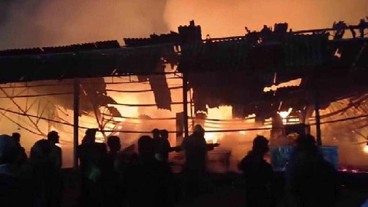 https://www.jagranimages.com/images/newimg/23112023/23_11_2023-etawah_fire_23587747.jpg
