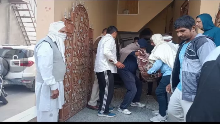 आत्महत्या किए मृतक की डेड बॉडी बाहर लाते परिजन और ग्रामीण।