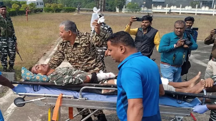पश्चिम सिंहभूम जिले के चाईबासा में IED ब्लास्ट, हेलीकॉप्टर से खेल गांव लाया गया घायल जवान।