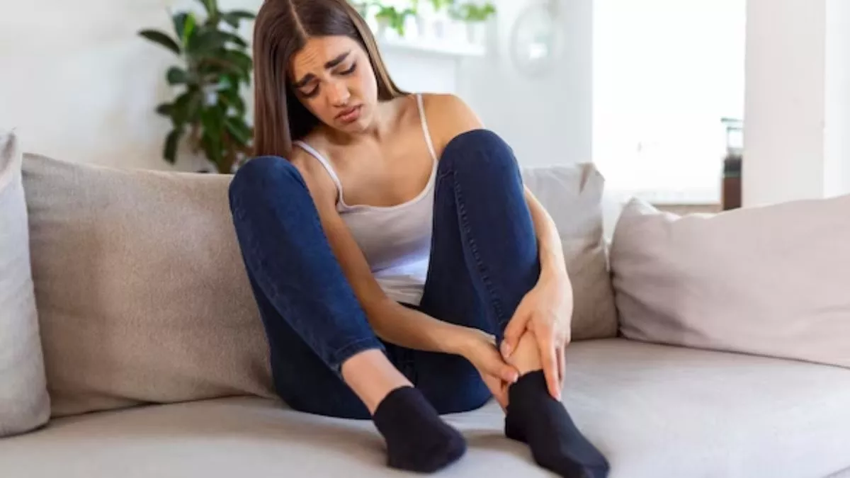 Leg Cramps: क्या आपको भी पीरियड्स में होता है पैरों में दर्द, जानिए इसके कारण और राहत पाने के उपाय
