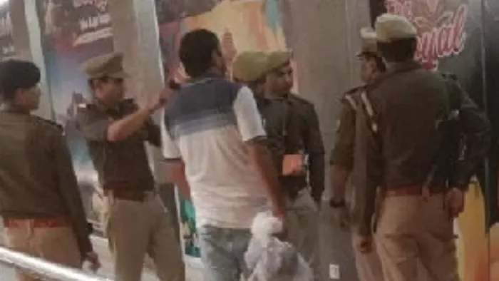 मंगलवार को ग्रांड प्लाजा माल में स्थित स्पा सेंटर पर पड़ा था छापा