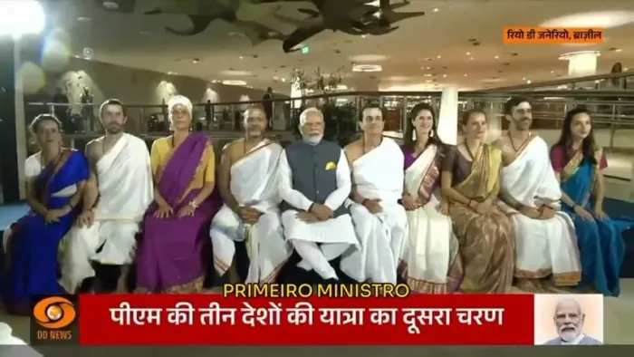 ब्राजील में वैदिक मंत्रों से संस्कृत में स्वागत करने वाले विश्व वि्द्या गुरुकुलं के छात्रों के साथ PM।-स्रोत-वीडिया ग्रैब दूरदर्शन)