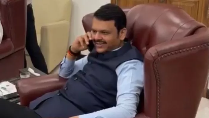 Maharashtra Chunav Result: मतगणना के बीच देवेंद्र फडणवीस ने अपनी मां से फोन पर की बात।(फोटो सोर्स:एएनआई)