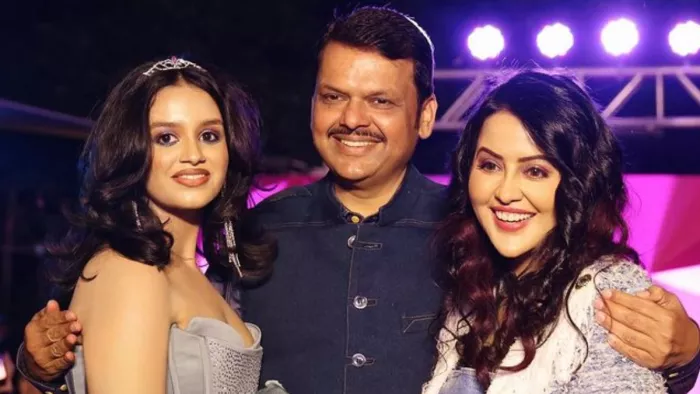 Maharashtra Election Result 2024: देवेंद्र फडणवीस और उनकी पत्नी और बेटी की फाइल फोटो।(फोटो सोर्स: जागरण)