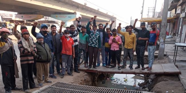 हाईवे पर गड्ढे खोदे, दुकानदारों का काम ठप