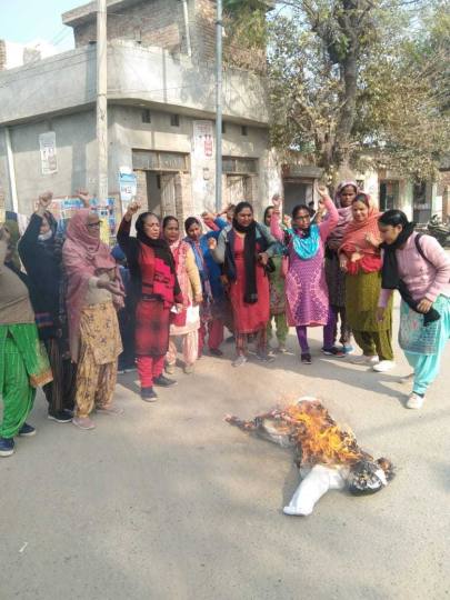 anganwadi workers and helpers protest by burning effigies of punjab government in bathinda block
