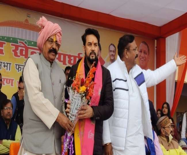 आगरा में केंद्रीय मंत्री अनुराग ठाकुर का स्वागत राज्यमंत्री चौ. उदयभान सिंह, साथ हैं सांसद राजकुमार चाहर।