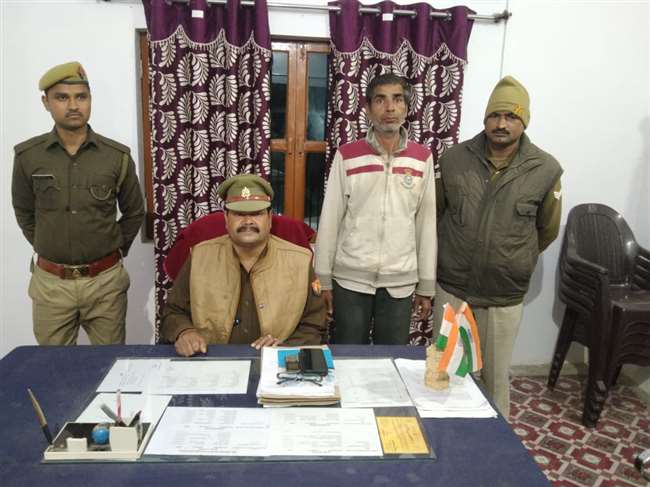 बम से उड़ाने और जान से मारने की धमकी देने का मामला आने के बाद पुलिस के होश उड़ गए।
