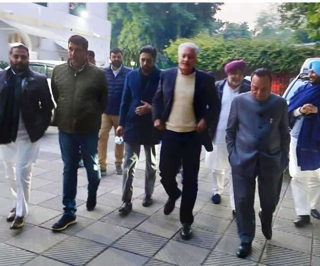 पंजाब कांग्रेस प्रचार कमेटी की बैठक के लिए पहुंचे नेता। फोटो- हरीश चौधरी के ट्विटर अकाउंट से