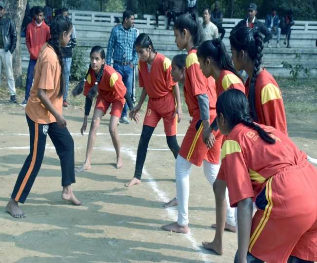गया में कबड्डी प्रतियोगिता में खेलतीं लड़कियां। जागरण।