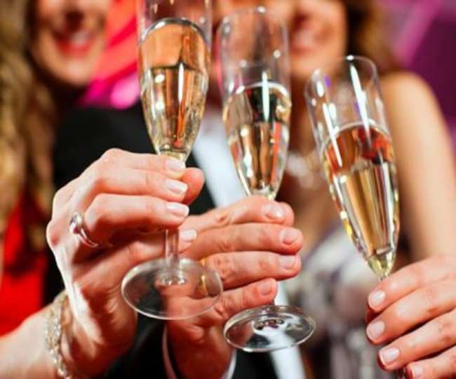 नए साल के जश्न को लेकर आगरा प्रशासन ने पाबंदियां लगा दी हैं।
