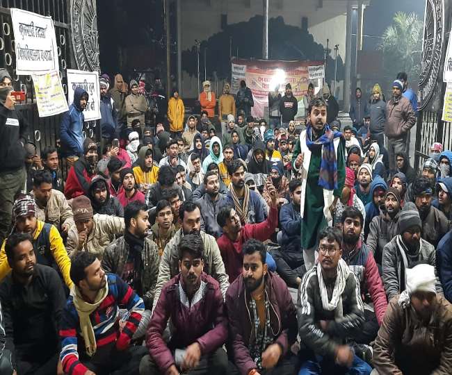 प्रो. कमलेश गुप्ता के पक्ष में गोरखपुर विश्वविद्यालय के गेट पर धरना देते छात्र। - जागरण