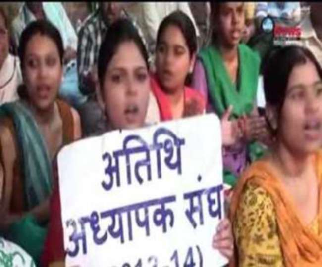 गेस्ट टीचरों ने दिल्ली के मुख्यमंत्री अरविंद केजरीवाल से मुलाकात की और अपनी समस्याओं को साझा किया।