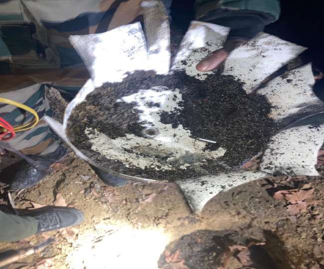 तलाशी अभियान के दौरान सड़क किनारे लगाई गई 5 किलो की आइईडी बरामद कर ली गई।