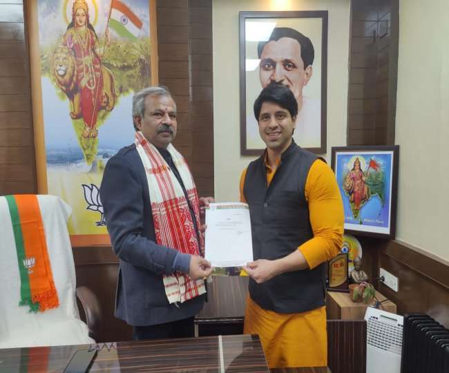 दिल्ली भाजपा प्रदेश अध्यक्ष आदेश गुप्ता शहजाद पूनावाला को नियु्क्ति पत्र सौपते हुए। फोटो सौ. ट्विटर