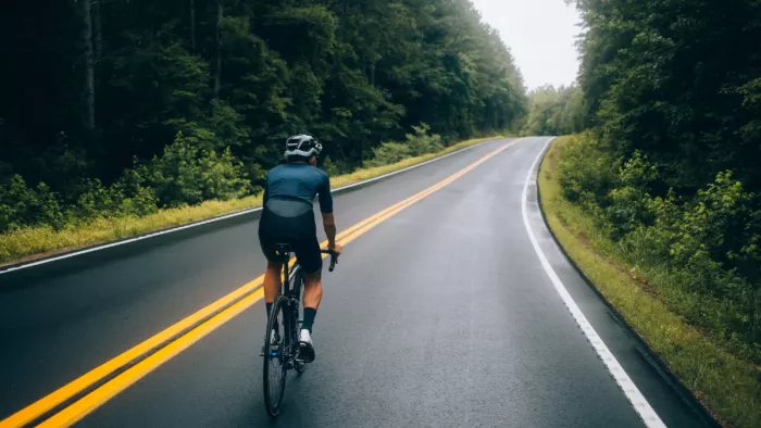 Cycling Tips: साइकिलिंग के दौरान खुद को इंजरीज से बचाने के टिप्स