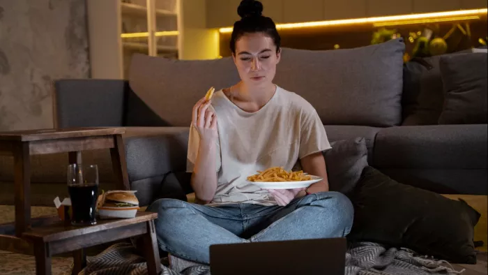 Eating Tips: इन ट्रिक्स को आजमाकर आसानी से कंट्रोल कर सकते हैं ओवरइटिंग की आदत
