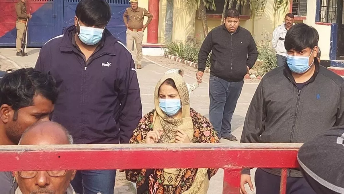 विधायक इरफान सोलंकी से मिलकर वापस आती पत्नी नसीम सोलंकी व भाई अरशद। -जागरण