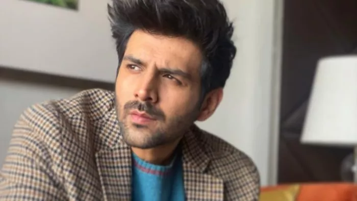 Kartik Aaryan poses with huge Gujrati thalis in Vadodara, Instagram