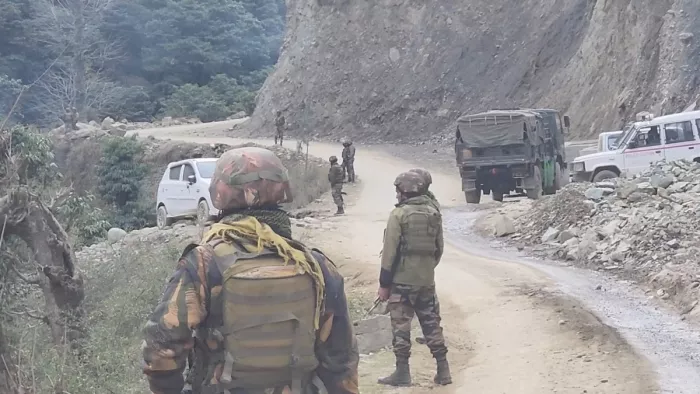 आतंकी हमले के अगले दिन शुक्रवार को घटनास्थल के पास तीन लोग संदिग्ध परिस्थितियों में मृत पाए गए।