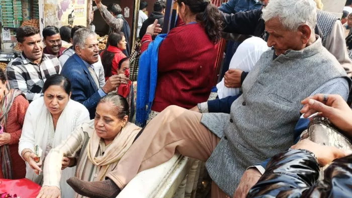 मथुरा: आराध्य के दर्शन को उमड़ी भीड़, श्रद्धालुओं ने फांदी छह फीट ऊंची रेलिंग