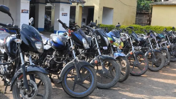 Jharkhand News: पहले करते थे बाइक की रेकी, इधर-उधर खिसकते ही कर देते थे हाथ साफ