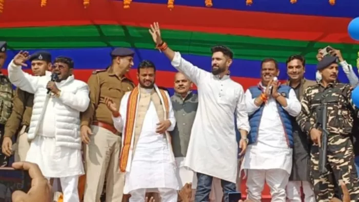 नूरसराय में मंच से लोगों का अभिवादन करते लोजपा के राष्ट्रीय अध्यक्ष चिराग पासवान। (जागरण फोटो)