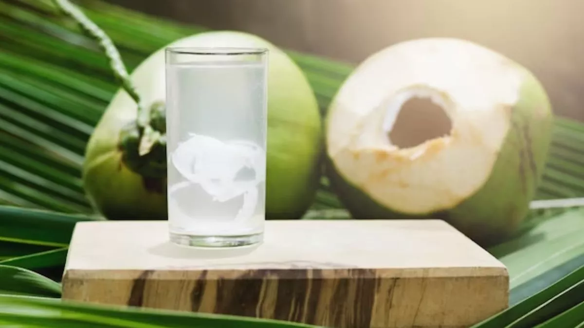 वेट लॉस से लेकर हाई बीपी कंट्रोल करने तक, जानें रोजाना सुबह खाली पेट नारियल पानी पीने के फायदे