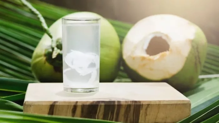 Coconut Water Benefits: नारियल पानी पीने के हैं अनगिनक फायदे