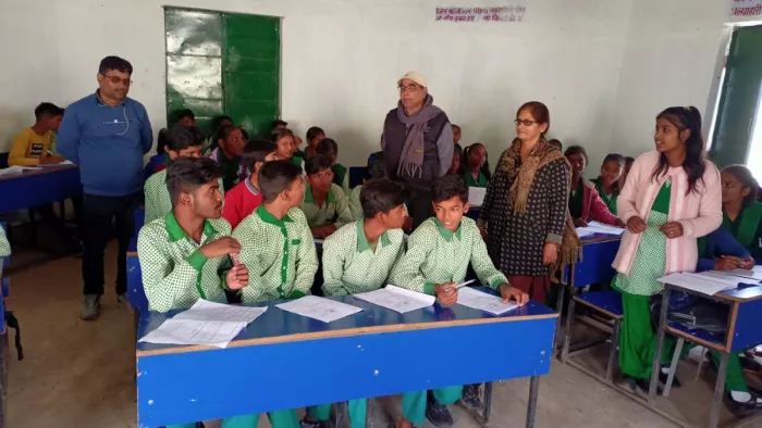 शिक्षा पदाधिकारी ने स्कूल में मिल रहे अचार-चोखा को चखा, शिक्षकों को दिए ये सख्त निर्देश