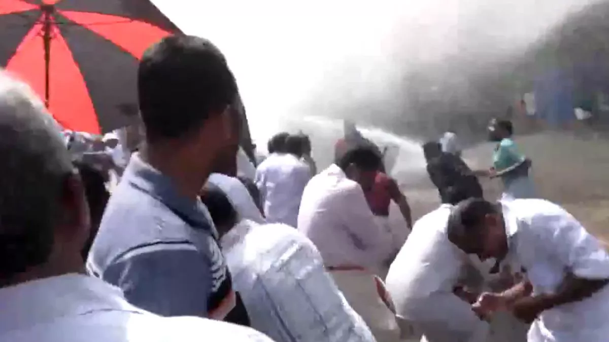 केरल में कांग्रेस के विरोध प्रदर्शन में पुलिस ने दागे आंसू गैस के गोले, सुधाकरन सहित अन्य नेता अस्पताल में भर्ती