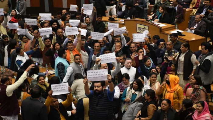 MCD में सीलिंग खोलने की मांग को लेकर BJP पार्षदों का हंगामा।